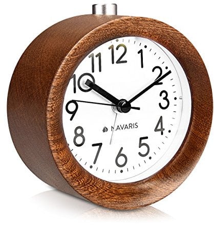 Navaris Analog Holz Wecker mit Snooze - Retro Uhr rund mit Ziffernblatt Alarm Licht - Leise Tischuhr ohne Ticken - Naturholz in Dunkelbraun