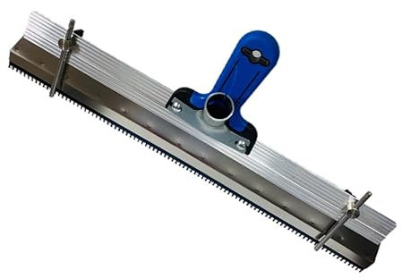 Großflächenrakel Stehrakel 560mm R2 Zahnung rostfrei | Zahnspachtel 2-K Griff und Aluminium Stielhalterung | Rakel für Auftrag von Bodenbeschichtungs-, Ausgleich- und Nivellierungsmassen
