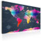 B&D XXL englische Weltkarte Pinnwand & Vlies Leinwand Bild 120x80 cm XXL Bilder mit Kork Rückwand Set mit 50 Markierfähnchen-Pinnnadeln Korktafel Kunstdruck Wandbilder Lernkarte Landkarte