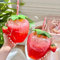 Flueyer Lot de 2 gobelets en forme de fraise de 500 ml avec paille et pendentif en forme de fraise, tasse kawaii avec couvercle, tasse portable mignonne pour cadeau à la maison, au bureau, à l'école