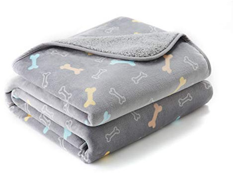 ALLISANDRO wasserdichte Decke für Couch, Stühle, Auto oder Bett, maschinenwaschbar, 3-lagig, wasserdichter Möbelschutz mit niedlichem Knochen-Druck für Hunde und Katzen, 100 x 70 cm