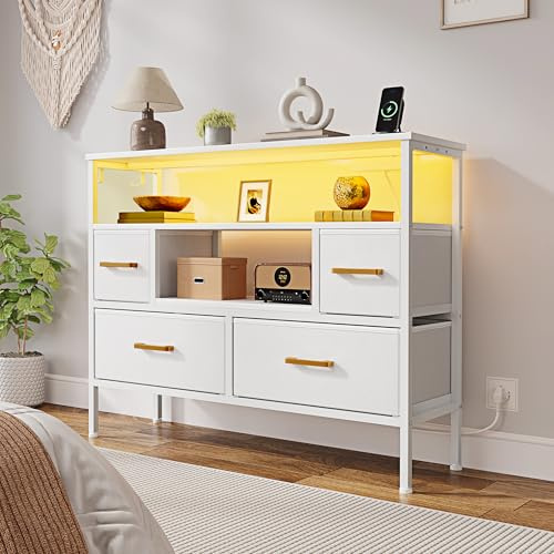 YITAHOME Kommode für das Schlafzimmer mit 4 Stoffschubladen, Anrichte mit 2 Steckdosen, 2 USB-Anschlüssen und LED-Lichtleiste, TV-Schrank mit Seitenhaken, Weiß