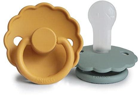 FRIGG Daisy Silikon Schnuller | Schnuller 2 Packung | Symmetrischer Sauger in Kirschform | BPA-frei | Hergestellt in Dänemark | Silikon Schnuller | (Honey Gold/Lily Pad, Größe 2 (6-18 Monate))