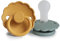 FRIGG Daisy Silikon Schnuller | Schnuller 2 Packung | Symmetrischer Sauger in Kirschform | BPA-frei | Hergestellt in Dänemark | Silikon Schnuller | (Honey Gold/Lily Pad, Größe 2 (6-18 Monate))
