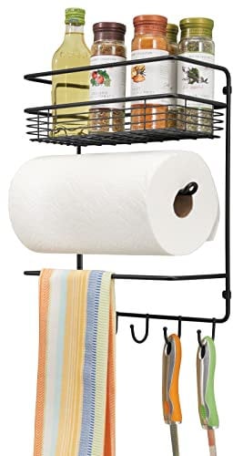 mDesign praktischer Papierrollenhalter – vielseitiges Wandregal aus Metall für Küche und Vorratskammer – mit tiefem Drahtkorb und vier Haken – schwarz