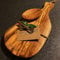 What the Art!® Olive Wood «Serrano» Gr. M | Olivenholz Schneidebrett inkl. Dip-Schälchen | Handarbeit | ca. 30 x 15 x 2 cm | Käsebrett - Servierbrett - Brotzeitbrett - Vesperbrett
