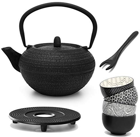 schwarze runde gusseiserne Asia Teekanne 1.2 Liter & mit Henkel & Edelstahl Tee-Filter Sieb-Einsatz für losen Tee & 4 Porzellan Teebecher gusseisernem Untersetzer & Deckelheber