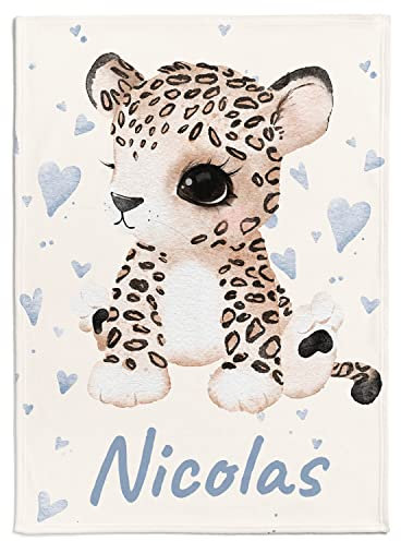 Personalisierte Babydecke mit Wunschtier, Name, Geburtsdatum und Motivfarbe (Leopard mit kleinen Herzen)