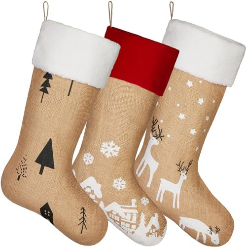 BRUBAKER 3er Set Weihnachtsstrümpfe zum Befüllen - Weihnachtsdorf, Tannenbäume und Rentiere - 52 cm große Nikolausstrümpfe für Weihnachten und Nikolaus - Weihnachtsdeko Weihnachtssocken aus Jute