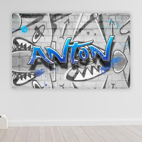 timalo® Robustes Gamerposter mit Namen personalisiert | Coole Gaming Wanddeko mit Gamer Bild für die Wand | Deko Poster XXL Wandbild | Graffiti schwarz weiß blaue Schrift für Jungen | Motiv 51