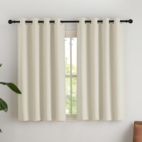 NICETOWN Rideaux Thermiques Panneaux Décoration de Petite Fenêtre à Oeillets Tissu Doux Lumineux Bloquer pour Chambre Maison Cuisine, L 140 x H 145 cm, Beige Clair, Lot de 2