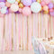 Ginger Ray Party-Hintergrund mit Luftschlangen und Ballon, Pastellfarben