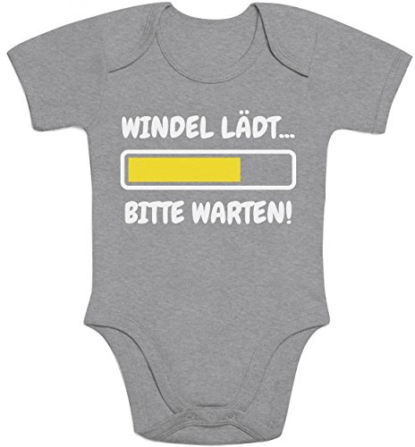 Shirtgeil Baby Body Kurzarm mit Spruch - Windel Lädt, Bitte Warten! - Baby Kleidung Junge Mädchen 3-6 Monate Grau