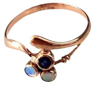 Generisch I FINGERRING I Jugendstil Design I Echt 333 Rose Gold I 2 Echte Opale + 1 Echter Saphir I
