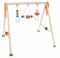 Hess Holzspielzeug 20028 - Spielgerät aus Holz, Serie Bär Henry, für Babys, handgefertigter Spiel-Bogen mit farbenfrohen Figuren und Rasseln, ca. 62 x 57 x 54,5 cm groß