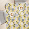 KP HOME Florale PVC Tischdecke Abwischbar Mit Glitzereffekt – Rechteckige Wachstuchtischdecke 200x140 cm – Gelbe Wasserdichte Und Abwischbare Kunststoff-Tischdecke Mit Großen Grauen Blumen – Wachstuch