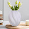 Glas Blume Vase, 24cm hohe Moderne Minimalistische Glasvase Mordische Kristall Dekorative Handgemachte Blumenarrangement für Home Office Dekor, Geschenk für Hochzeit Housewarming feiern (Weiß)