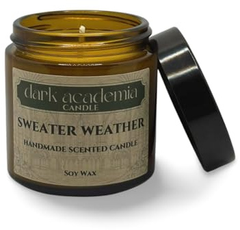Dark Academia Candle: Sweather Weather - handgemachte Duftkerze in braunem Apothekerglas, aus Sojawachs - Perfekt für gemütliche Momente in der kalten Jahreszeit