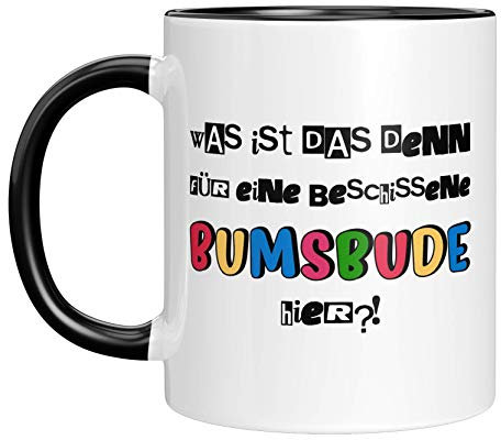 TassenTicker - Tasse mit Spruch Was ist das denn für eine beschissene Bumsbude hier?! - lustig - beidseitig bedruckt - Kaffeetasse - Arbeit - Büro - Geschenkideen für Kollegen/Kollegin (Schwarz)