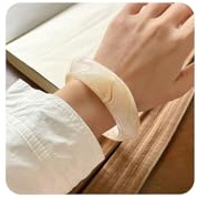 LOCCY Harz Acryl Armreif für Frauen, Breite Acrylharz Armreifarmband Retro Breite Geometrisches Armreifen Armband Acryl-Armreife Harzarmreife Statement-Armreif für Damen Mädchen
