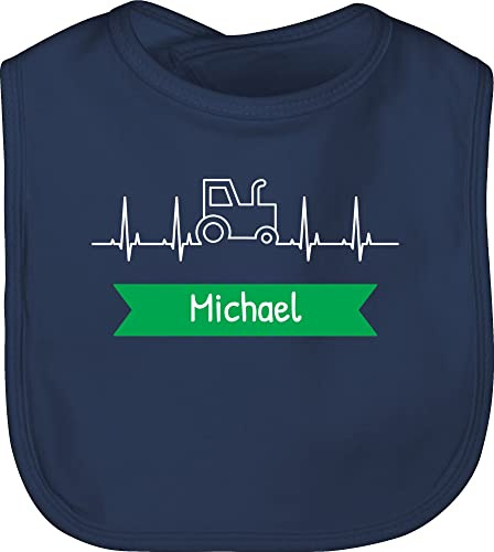 Geschenk mit Namen personalisiert by Shirtracer - Baby Lätzchen - Traktor Banner mit Namen personalisiert