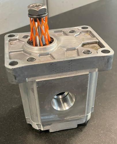 Pompa ad ingranaggi esterni Petrone Oleodinamica, gruppo 2, albero conico 1:8, rotazione destra, modello standard, connessioni: aspirazione G ½ e mandata G ½ (8 cc)