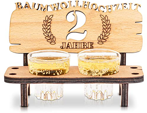 DARO Design - Schnapsbank 2. Hochzeitstag Baumwollhochzeit Geschenk Deko für Paare Männer Frauen aus Holz mit Gläsern