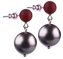 Adi Modeschmuck Polaris Ohrring 'Jasmine', ein 8mm Polaris Ohrstecker kombiniert mit einer farblich abgestimmten 14mm Metallicperle, handgefertigt in Berlin (Bordeaux mit Dunkelsilber metallic)