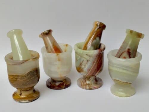 Un mortero y una maja, piedra de ónix, especias, hierbas, sal, pimienta, molinillo, maja de mortero. decoración de la habitación