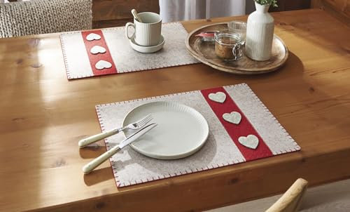 Dekoleidenschaft 2X Platzmatte Herzen aus Filz in beige/rot, 45x30 cm, Platzset, Tischset, Filzmatte, Platzdeckchen, Tisch-Untersetzer, Gedeckset, Filz-Untersetzer