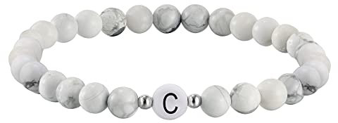 Kim Johanson Partner Perlenarmband mit Buchstabe aus Howlith Stein für Pärchen I Naturstein Freundschaftsarmband in Weiß I Geschenk für Paare mit Gravur I Für Frauen und Männer inkl. Schmuckbeutel (C)