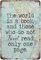 Geroclonup Lustiges Metallschild The World Is A Book Those Who Do Not Travel Read Only One Page Poster Metall Blechschild Vintage Fun Home Decor Blechschilder Vintage Metallschilder -20 x 30 cm