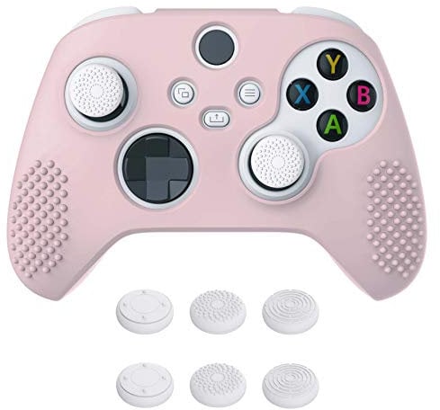 eXtremeRate PlayVital Funda de Silicona para Xbox Series X S Protector Carcasa Antideslizante con 6 Tapas de Joysitcks Funda de Goma para Xbox Series S X Mando(3D Tachonado-Rosa Sakura)