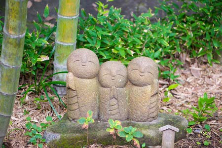Leinwand-Bild 120 x 80 cm: Jizo Chibi, der Wächter der Kinder, aus dem japanischen Garten des Hasdera-Tempels in Kamakura, Japan(115465743)