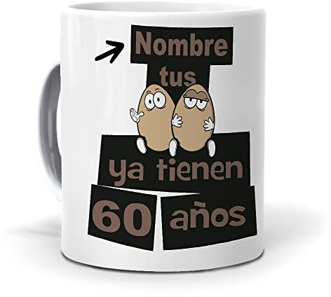 mundohuevo Taza Personalizada con Texto: Tus Huevos ya Tienen 60 años Añade tu Nombre. Regalo Original cumpleaños. Taza Desayuno. Haz, Regala Alegría.