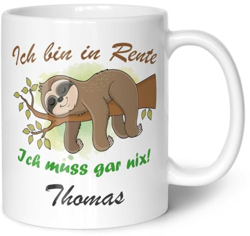GRAVURZEILE Bedruckte Tasse mit Motiv - Faultier in Rente - Personalisiert mit Name - Geschenk zum Rentenbeginn für Oma & Opa - Abschiedsgeschenk für Kollegen im Ruhestand - Farbe Weiß