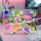 Lastdaytime Amazing Glow Art Tablette à dessin lumineuse pour enfants, planche à dessin LED, comprend une planche à dessin effet néon avec un support intégré et 7 stylos fluorescents (taille L)