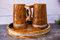 Ensemble de 2 chopes à bière pour lui - Style Viking - 20 OZ - Chope à bière en bois dur - Cadeau - Chope à bière en bois de Sheesham avec plateau en bois de manguier
