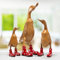 DomDeco Handgefertigte Deko-Figur Ente mit Rot gepunkteten Stiefeln aus Holz, ca 35cm
