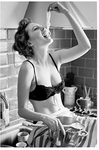 artboxONE Poster 60x40 cm Essen & Trinken Spaghetti Lover hochwertiger Design Kunstdruck - Bild Woman Essen Female
