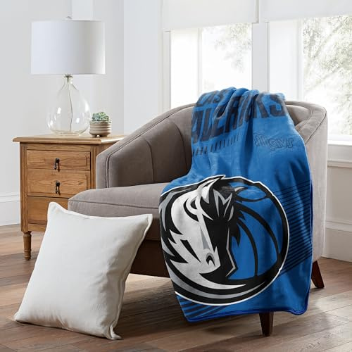 Northwest Dallas Mavericks NBA Offiziell lizenzierte Raschel-Decke, 152,4 x 203,2 cm, alle Team-Logos und Farben, extra großer Spieltags- und Schlafzimmer-Überwurf für Fans und Dekoration