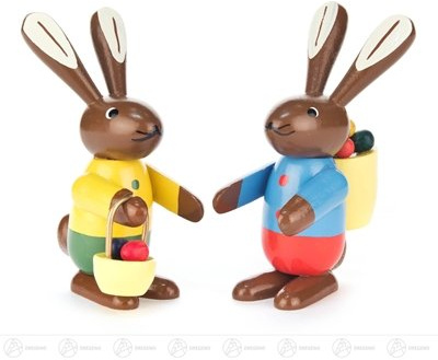 Rudolphs Schatzkiste Hasenpaar mit Körben, farbig – Osterhasen – Ostern & Frühjahr – Osterdeko – Osterfiguren – Holzfiguren – Handarbeit - Höhe ca. 9,5 cm – Erzgebirge - NEU