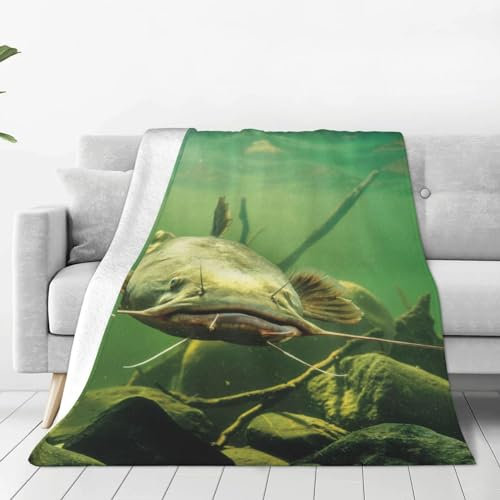 OPSREY Weiche Micro-Fleece-Decke mit Wels-Motiv, leichte Plüschdecke