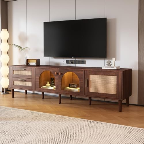 Soweiz Mueble de TV marrón de 180 cm para televisores de 80 pulgadas, con 2 cajones de ratán, 2 puertas de cristal abovedadas y 1 puerta de ratán, iluminación LED, ofrece un almacenamiento elegante