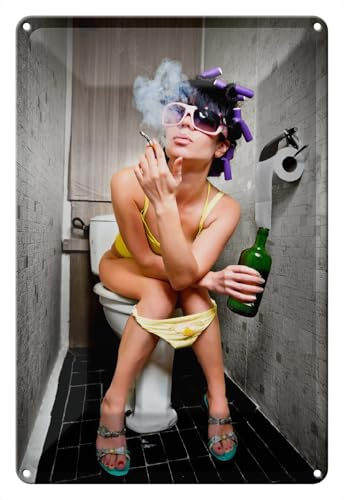Wallario Blechschild Wandbild aus Metall Kloparty - Sexy Frau auf Toilette Zigarette & Schnapsflasche - farbig - 20 x 30 cm in Premium-Qualität: Brillante Farben