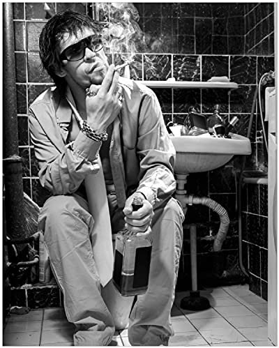 Wallario Black and White Edition - Poster Kloparty - Sexy Mann auf Toilette mit Zigarette SW in Premiumqualität, Größe: 40 x 50 cm
