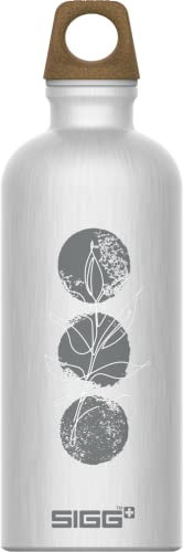 SIGG - Alu Trinkflasche - Traveller MyPlanet Path Motiv - Klimaneutral Zertifiziert - kohlensäurehaltige Getränke - Auslaufsicher - Federleicht - BPA-frei - Outdoor & Yoga - Mattes Alu - 0,6L