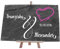 wandmotiv24 Schieferplatte mit Staffelei personalisiert mit Name, Datum 30x20cm (BxH), personalisierte Geschenke zur Hochzeit, Valentinstag, Jahrestag, Geschenkidee für Ihn und Sie, Motiv Herz M0010