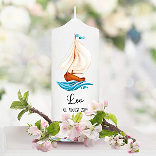 Wandtattoo Loft Patenkerze Junge Motiv mit einem Boot Schiff, 18cm x 7cm, personalisierte Kerze, bedruckte Kerze zur Taufe, Stumpenkerze, individuelles Taufgeschenk