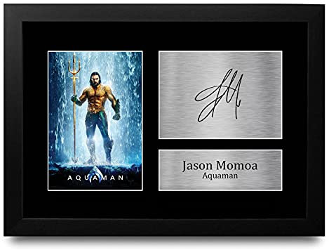 HWC Trading FR A4 Jason Momoa Aquaman Presents Autogramm-Bild für Film-Fans, gerahmt, A4